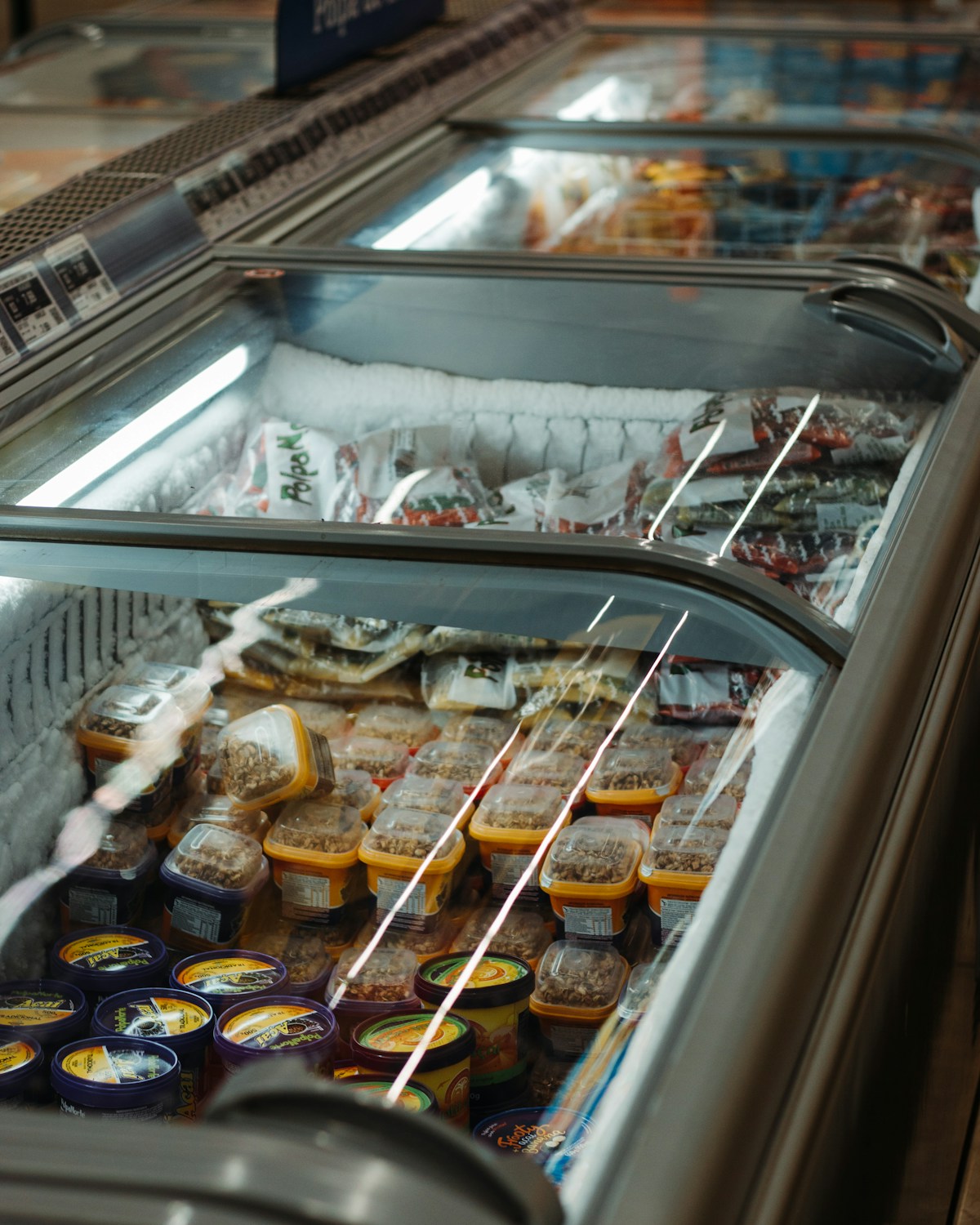 Refrigerador comercial con productos alimenticios